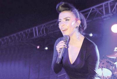 Sahneden sevgilileri barıştırdı