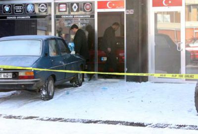 Egzoz dumanı iki can aldı