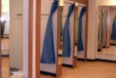 Mağazanın kabininde kıyafet deneyen genç kızı…