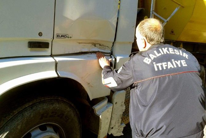 Balıkesir’in Havran ilçesinde, yağ taşıyan traktör önce istinat duvarına, daha