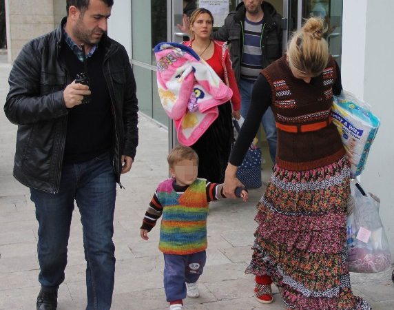 Samsun’da girdikleri evden para kasası çalmaktan tutuklanan 2 kadın, cezaevine