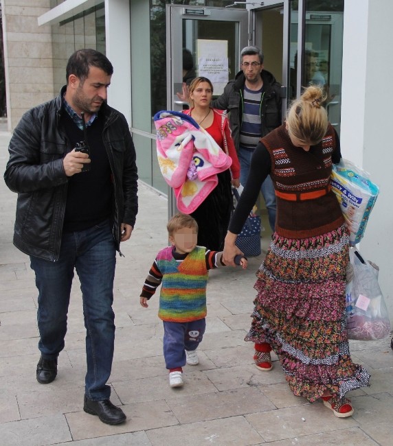 Tutuklanan 2 Kadın Çocuklarını Da Cezaevine Götürdü