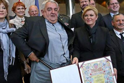 Hırvat başkanın pantolonu düştü