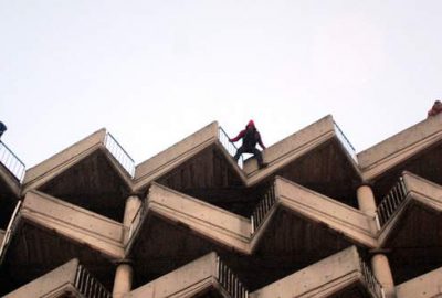 8 katlı binanın çatısında toplu intihar girişimi