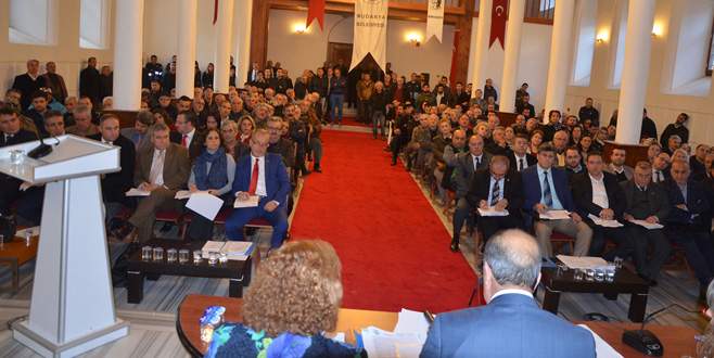 Muhalefet meclisi terk etti