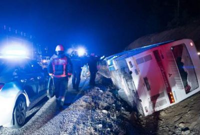 Servis otobüsü devrildi: 1 ölü, 38 yaralı