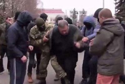 Ukrayna’da yolsuzlukla suçladıkları bürokratı çöpe attılar