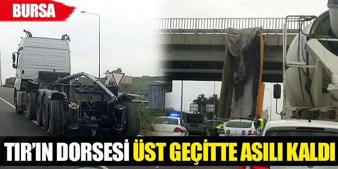 TIR’ın dorsesi üst geçide asılı kaldı