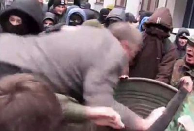 Bürokratı çöpe attılar