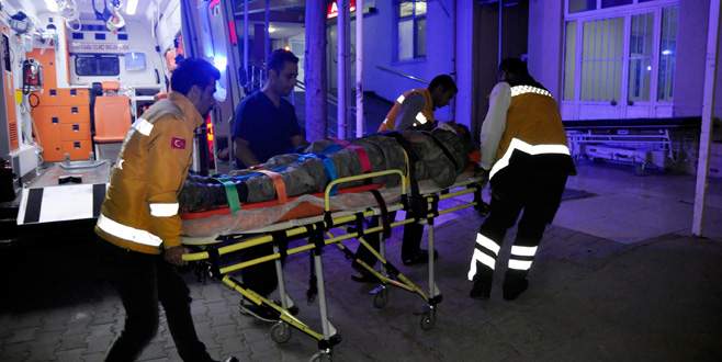 Askeri araç devrildi: 4 yaralı