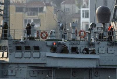 Rus gemisindeki askerler bu kez fotoğraf çekerek geçti