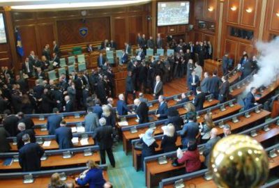 Kosova Meclisi’nde yine gaz bombası atıldı