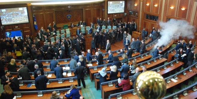 Kosova Meclisi’nde yine gaz bombası atıldı