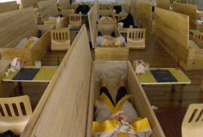 Çalışanları tabuta koyan şirket