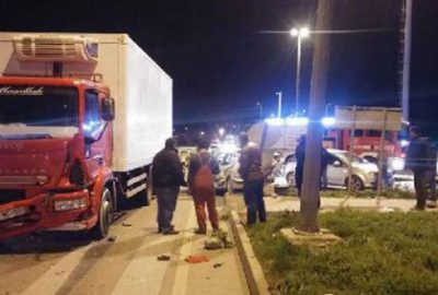 Kırmızı ışıkta geçen kamyon otomobile çarptı: 2 ölü, 1 yaralı