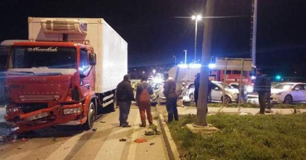Kırmızı ışıkta geçen kamyon otomobile çarptı: 2 ölü, 1 yaralı