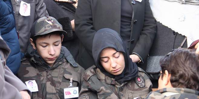 Şehit eşe üniformalı veda