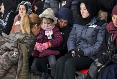 Cenaze töreninde üşüyen Zeynep’e montunu giydirdi