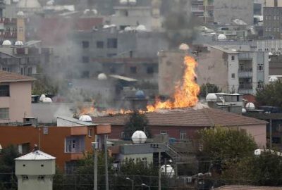 Teröristler iki okulun çatısını ateşe verdi