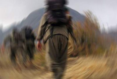 Silahlarını bırakıp kaçıyorlar