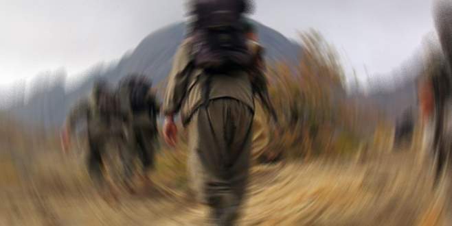 Silahlarını bırakıp kaçıyorlar