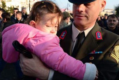 Şehidi son yolculuğuna kızları uğurladı!