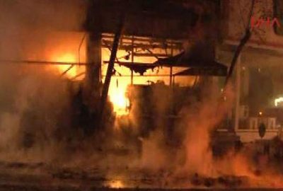 2 otobüs ve marketi yaktılar