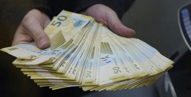 Azerbaycan ikinci kez devalüasyona gitti