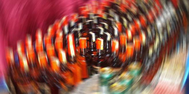 Kaçak içkileri düdüklü tencereye saklamışlar