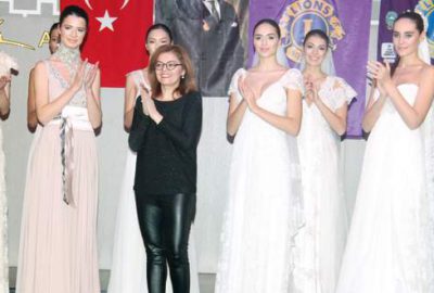 Ünlü modacıdan renkli defile