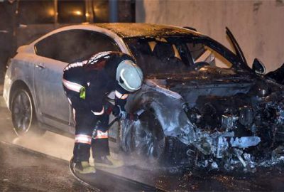 Park halindeki 15 araç kundaklandı