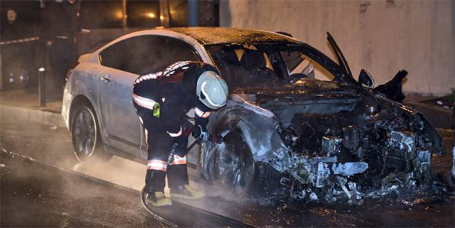 Park halindeki 15 araç kundaklandı