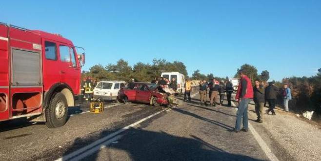 İki otomobil kafa kafaya çarpıştı: 2 ölü, 3 yaralı