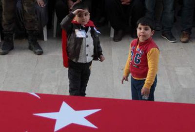 Minik Melih şehit babasını asker selamıyla uğurladı