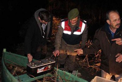 Elektroşok cihazıyla balık avlarken öldüler