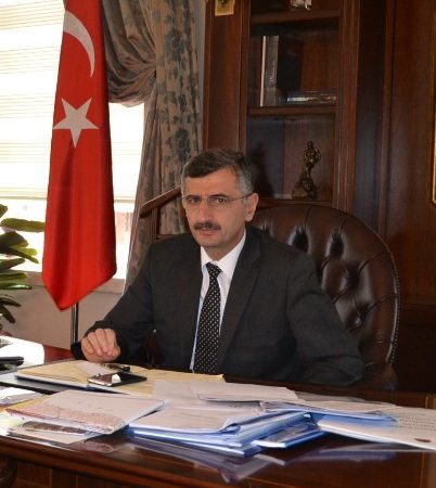 Manisa Valisi Erdoğan Bektaş, yeni yıl dolayısıyla yazılı mesaj yayınlayarak