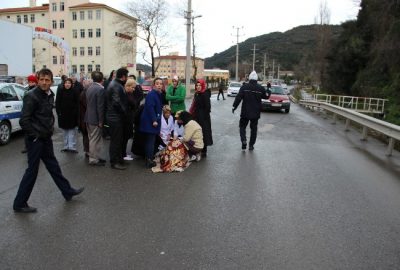 Otomobilin Çarptığı Öğretmen Üşümesin Diye Battaniye Örttüler