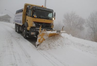 Belediye Ekipleri Yolların Kapanmasına İzin Vermiyor