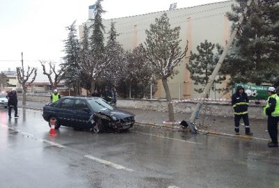 Otomobil Direğe Çarptı: 1 Yaralı