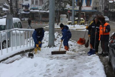 Kaldırımlarda Biriken Karlar Temizleniyor
