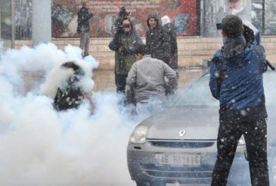 Yüksekdağ’ın da bulunduğu gruptan polise bomba atıldı