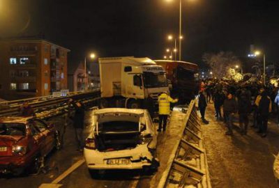 40 araç birbirine girdi: 16 yaralı