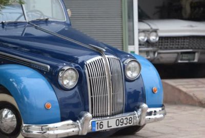 Klasik otomobil koleksiyonuna servet harcadı
