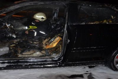 Bariyerlere çarpan otomobil alev aldı!