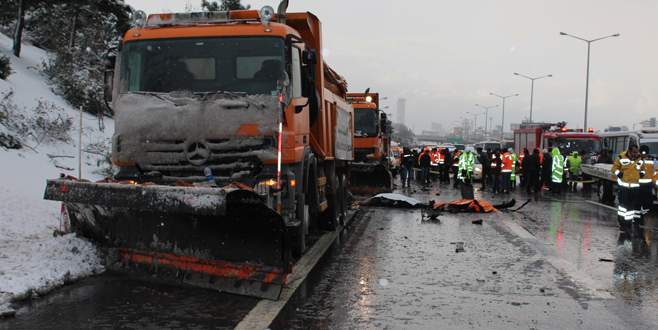 Karla mücadele ekibine otomobil çarptı: 3 ölü