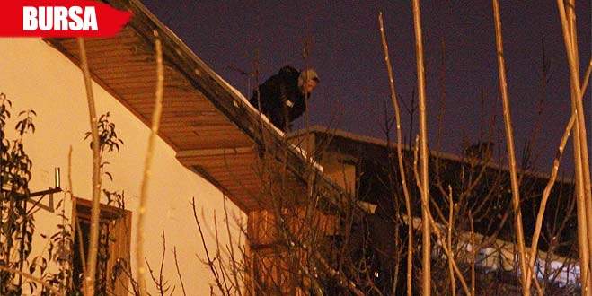 İntihar etmek için çıktığı çatıdan üşüdüğü için inemedi