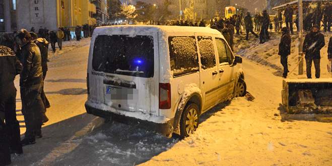Kavga ihbarına giden polis aracı, sokakta kayanlara çarptı: 8 yaralı
