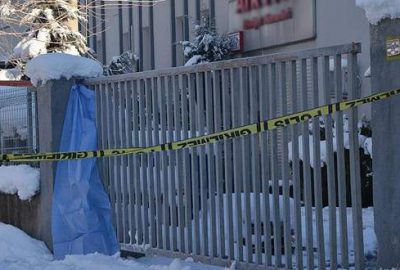 İşyerinin kapısına sıkışarak öldü