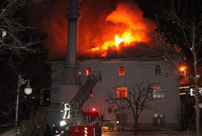 Yarım asırlık cami alev alev yandı!