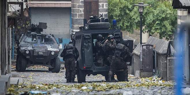 Diyarbakır’da bir özel harekat polisi şehit oldu